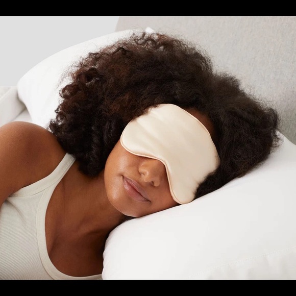 NWOT Casper silk sleep mask in color peach - Picture 2 of 4